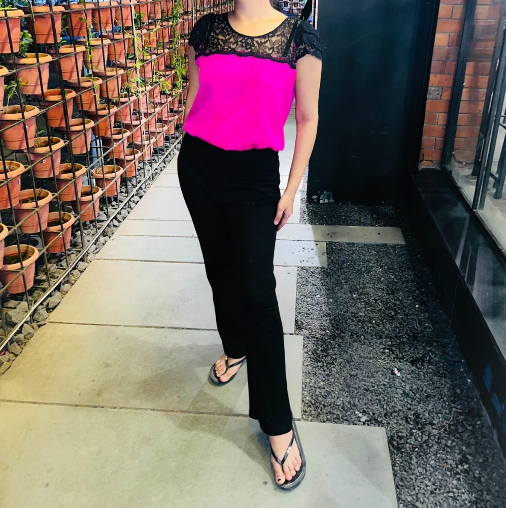 EXPRESS Fuschia pink top with black lace - Picture 4 of 6